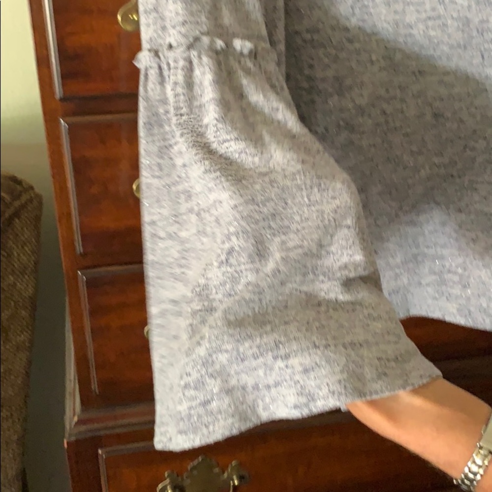 Long bell sleeve soft blouse - Picture 5 of 5